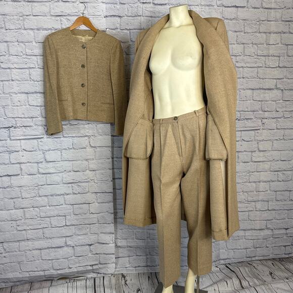 VINTAGE SALVATORE FERRAGAMO Wool & Alpace blend three piece suit in tan size s-m - Picture 4 of 15